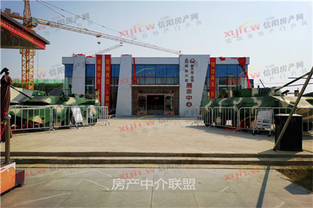 龙都新苑3室2厅2卫14/25车库二楼90万